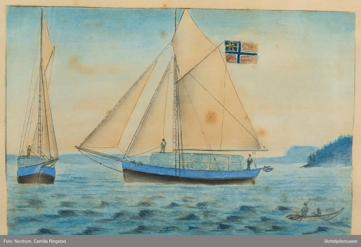 Jakt JOHANNE av Åsgårdstrand.
Jakt sett forfra, fra siden.  Bærer Unionsflagg.