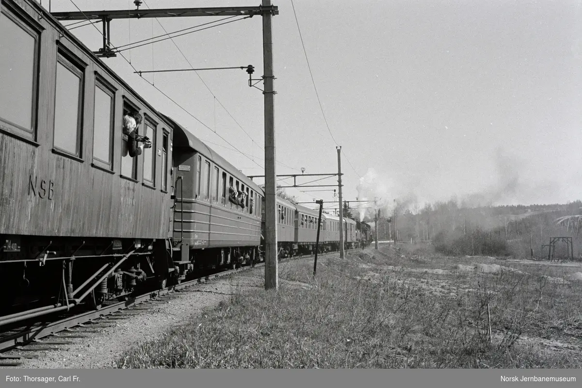 Svenska Järnvägsklubbens veterantog på Fetsund stasjon. Toget trekkes av damplok type 26c nr. 411 og SJ damplok litra B nr. 1314