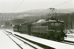Elektrisk lokomotiv El 8 2058 med persontog fra Notodden på 