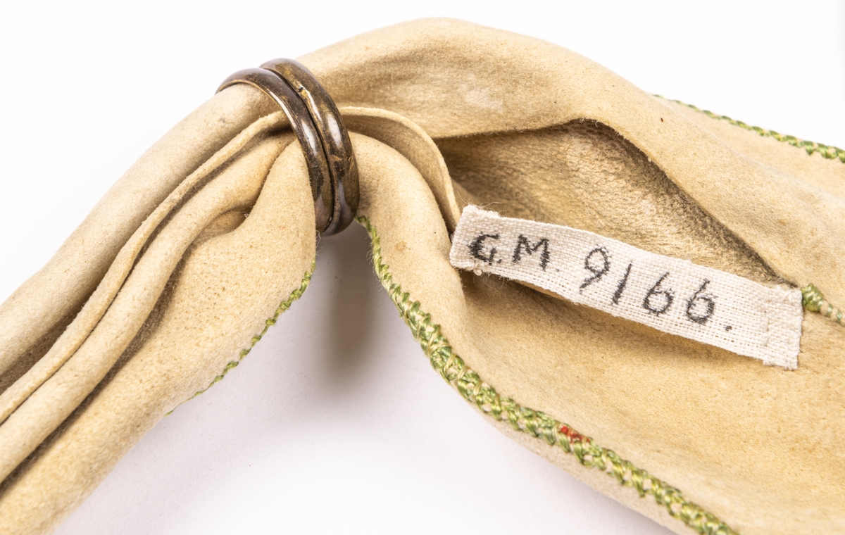 Penningpung av sämskskinn, broderad med silke, märkt G. F. Wg: 1786.