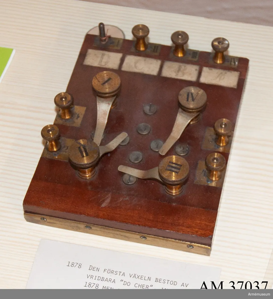 Grupp H I.

Den första växeln, införd 1878. 
Vridbara kontakter, benämnda "do cher".  
Ersattes 1886 av linjeväxel med skivor, hål och proppar.