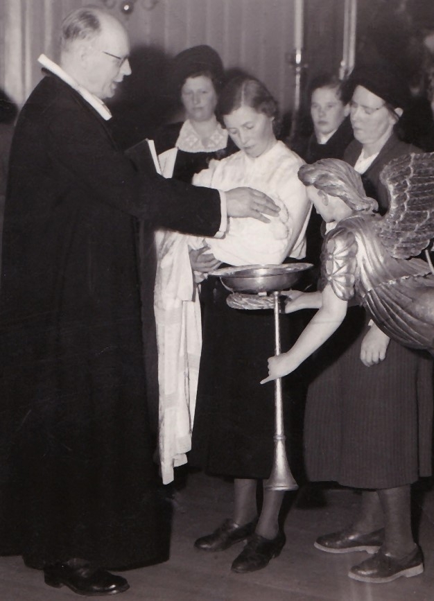 Dåp i Gol kyrkje 8. mars 1953.
Prest Johs. Ødne, Birgit Rensel med dåpsbarnet Kari-Margrete Rensel og fadder Jenny Stenmo.