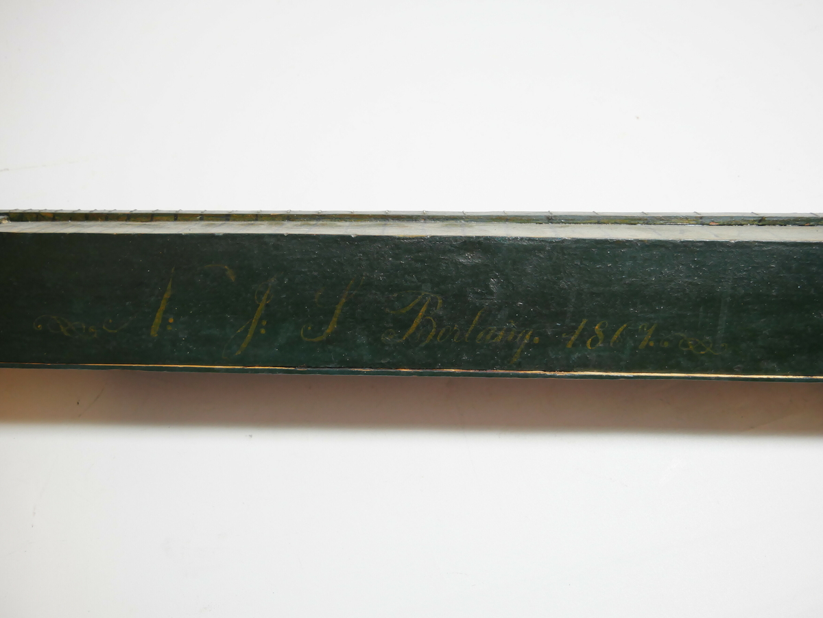 1 salmodikon.

Grønnmalt 85,5 cm lang kasse, paa hvis ene side med gule bokstaver er malt 
N.J.S. Borlaug, 1867. Strengene og buen mangler.
Gave fra gaardbruker Per Borlaug, Feios.