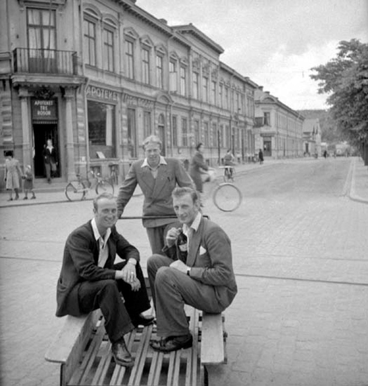På en kärra utanför apotek Tre Rosor på Kungsgatan i Jönköping sitter Harry Stille, Sven Ekström och Gösta ”Petter” Johansson, medlemmar i Jönköpings Bollklubb, JBK.