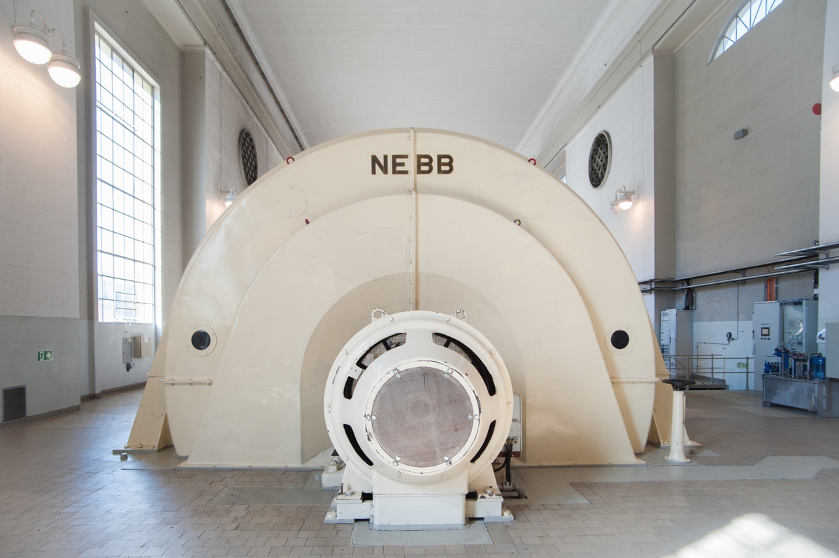 Generator, av merket Nebb, i maskinhallen til Nore I kraftverk.