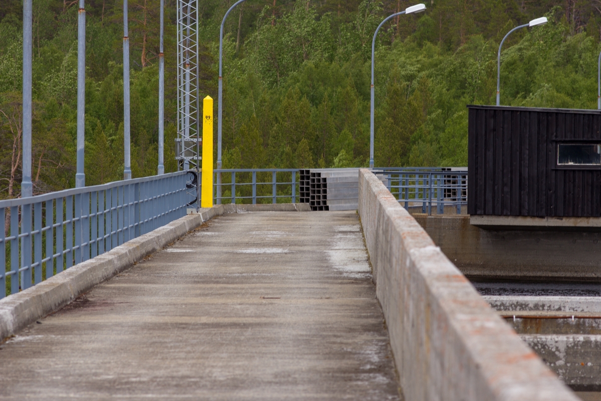 Den gule stolpen indikerar grensa mellom Norge og Russland, midt på dammen til Skogfoss kraftverk.