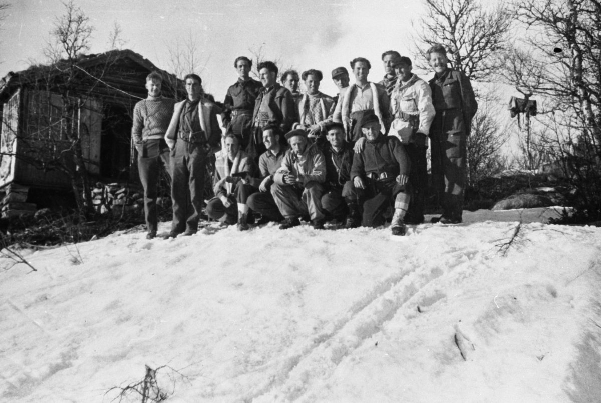 Gruppebilde - milorgjegere og medlemmer av Lingegruppaoa Grebe Red fotografert ved figjøringa i 1945.