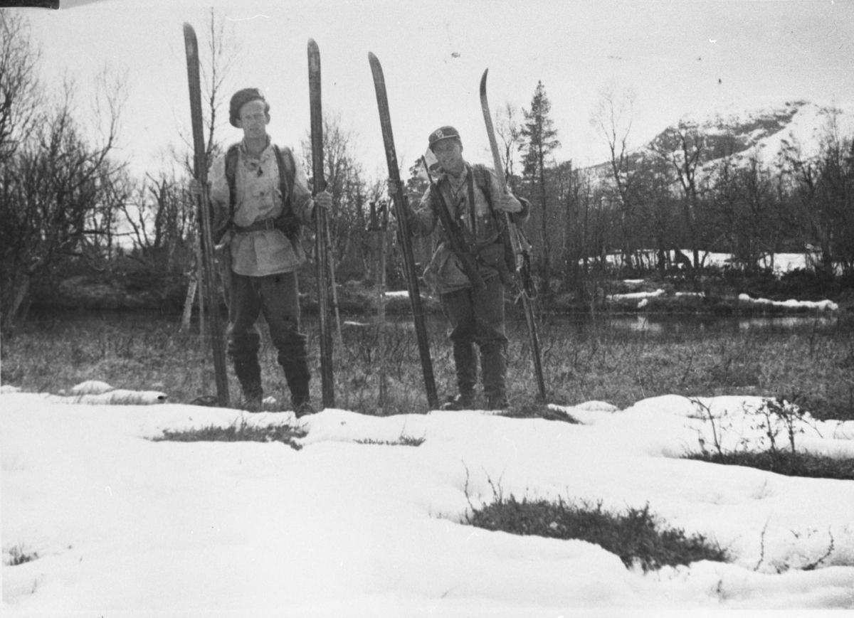 Grebe Red-soldater på vei hjem fra basen etter frigjøringa 8.mai 1945 (Se også MINØ.038023)