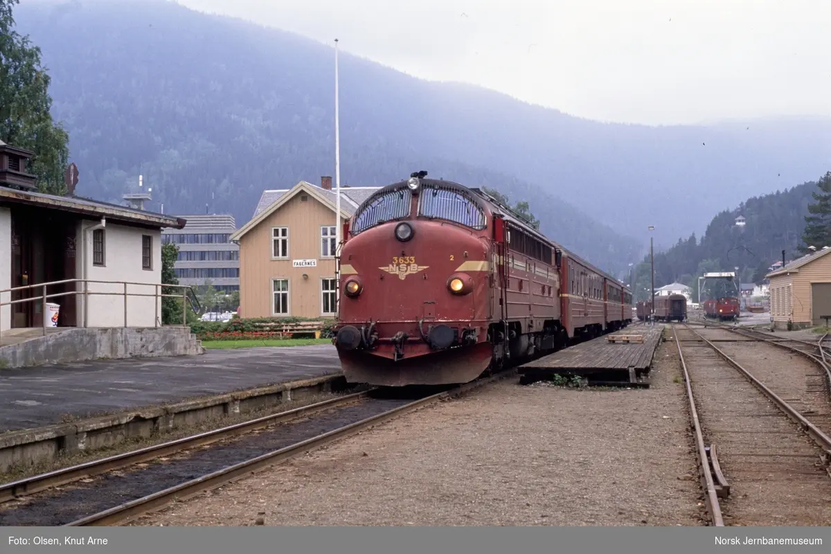 Diesellokomotiv Di 3 633 med persontog til Oslo, tog 282, på Fagernes stasjon