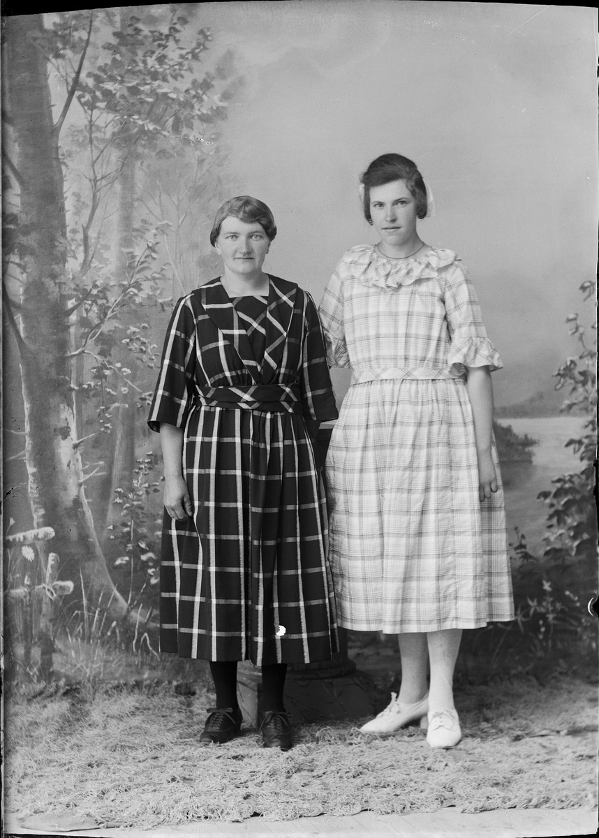 Ateljéporträtt - två kvinnor från Östhammar, Uppland 1922
