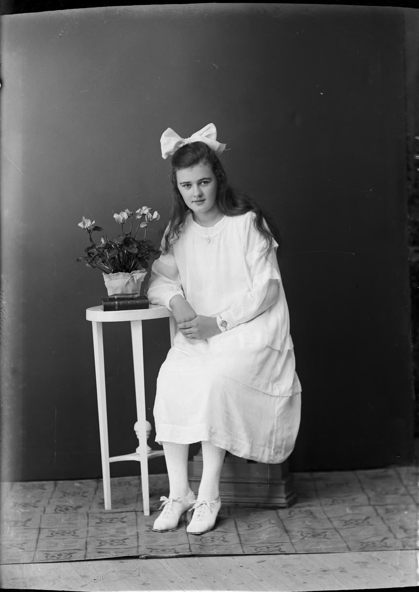 Konfirmand Betty Gjertz från Lugnet, Börstil socken, Uppland 1921