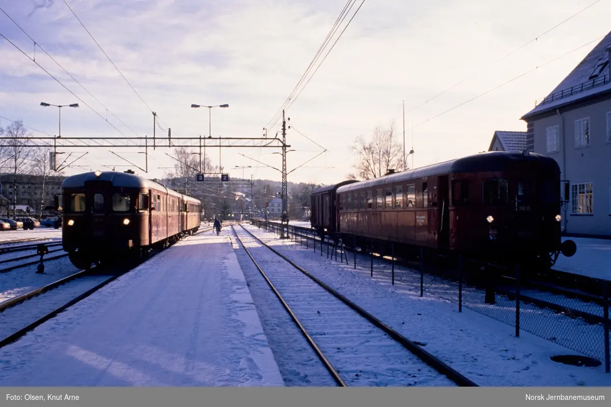 Dieselmotorvogn BM 86 15 med persontog til Rødberg i spor 1 på Kongsberg stasjon. Til venstre dieselmotorvognene BM 86 12 og BM 86 25.