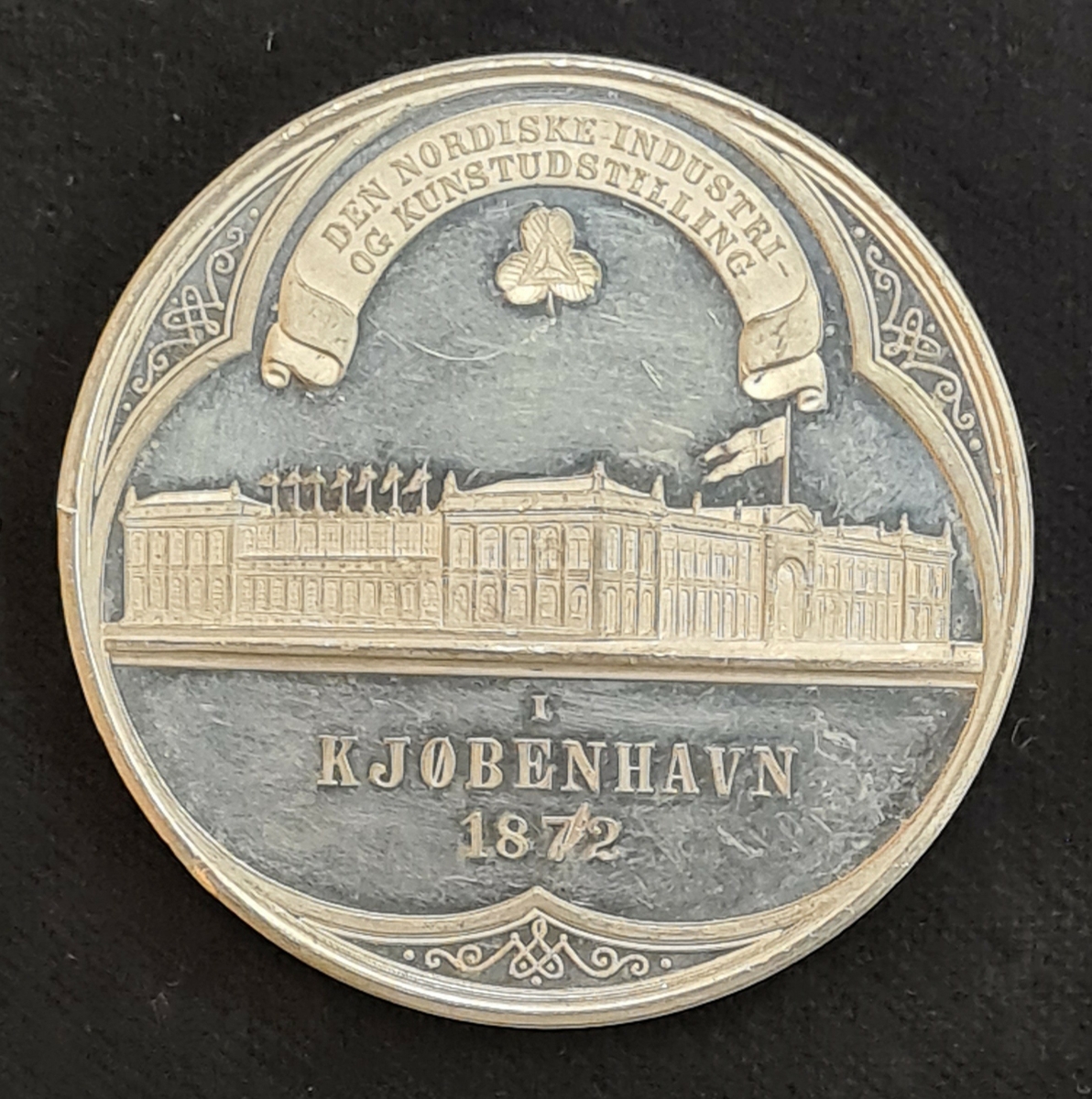 Medalj från Industri- och Konstutställningen i Köpenhamn år 1872.
Utställningen kallades även den Skandinaviska eller Nordiska utställningen.