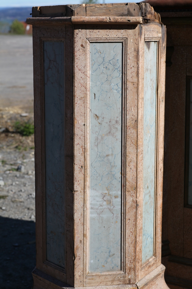Prekestol (a), fot (b) og (c og d) et dekorelement formet som en flamme, fra Aas kirke, Bøverbru. Sekskantet prekestol med en innebygget plate for å plassere bibelen langs framsiden. Hver side har speil som er blåmalt i marmoreringsteknikk, mens resten av hver vegg er malt rosa med prikker i dekorasjonsmaling som imiterer en annen steintype. Påskrift nede på prekestolen: "Uttatt 1915 fra Aas Bøverbru". Antatt tatt ut fra Aas kirke i forbindelse med brannen i 1915.
