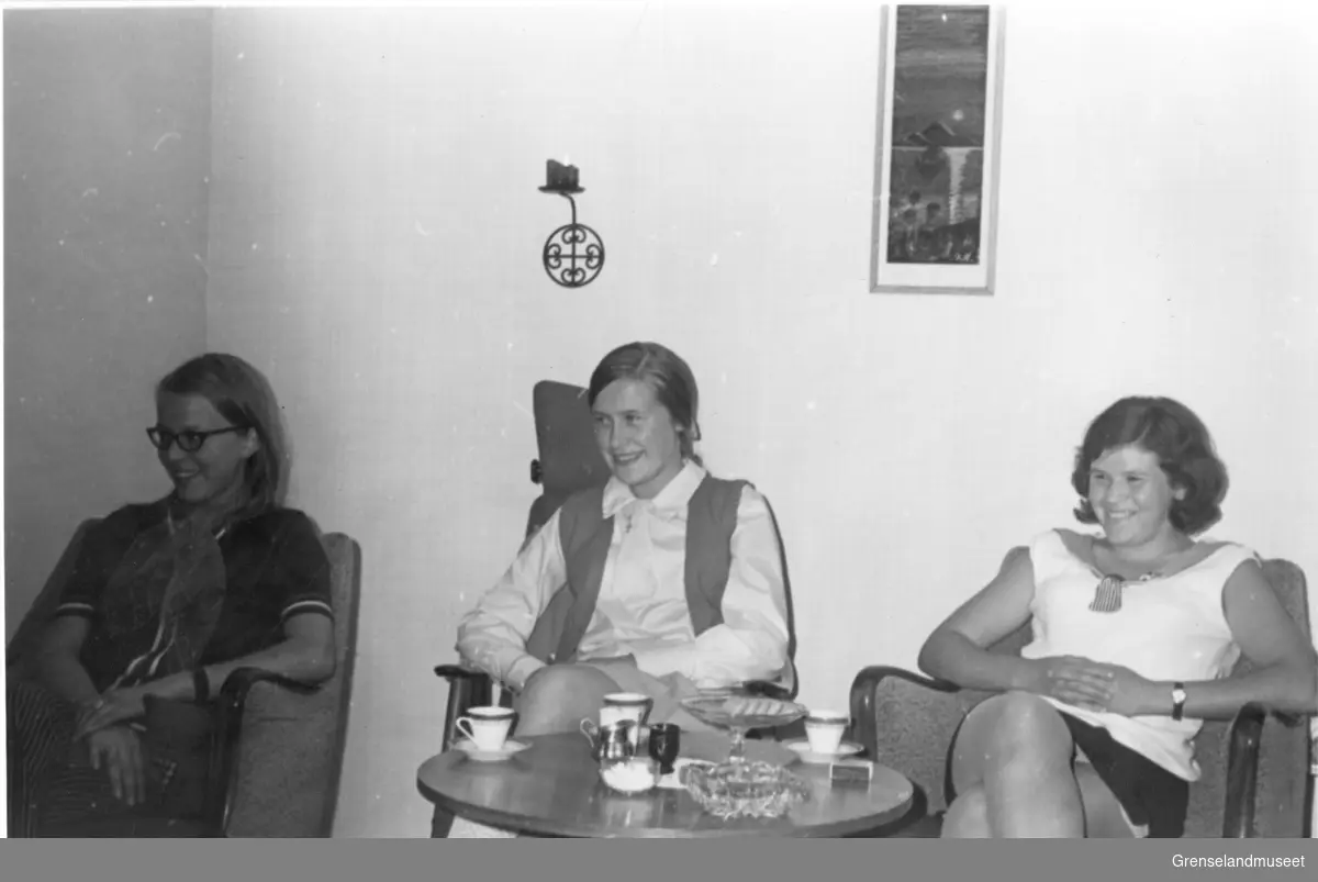 Gudrun Marjavara, Eva Ingelæ, Aud Vælitalo er barnevakt hos Paul Haldorsens. 14.08.1970.