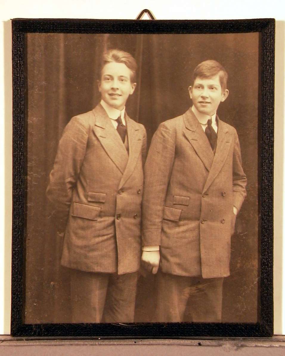 Fotografi av to unge menn i stripet dress.