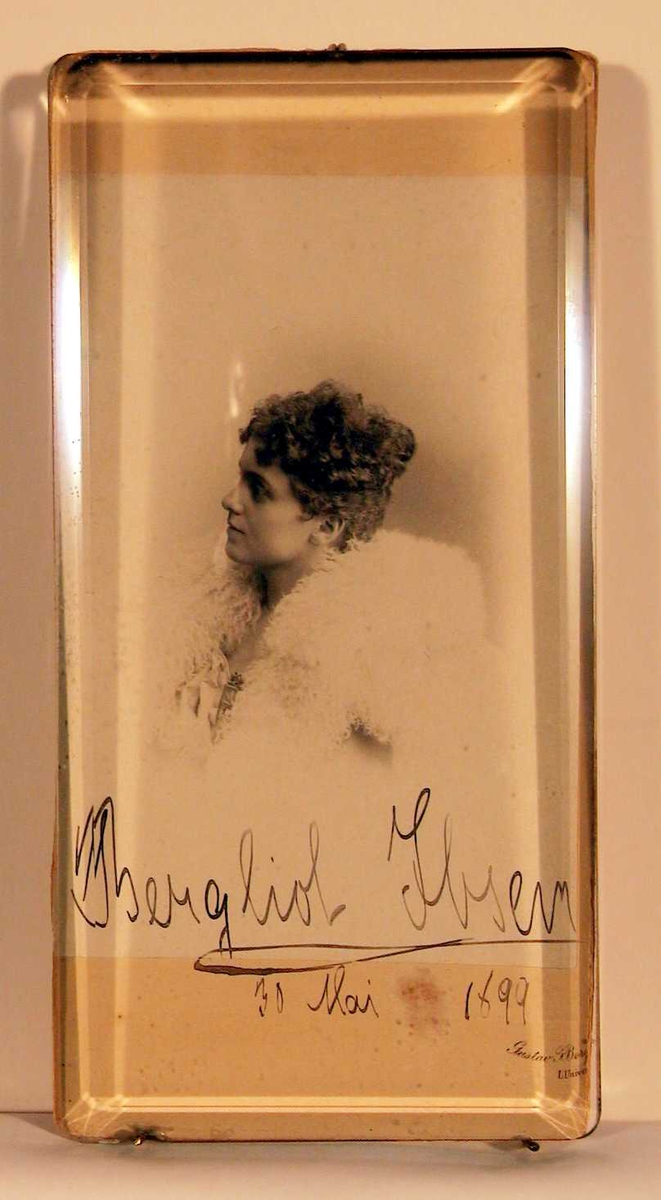 Portrett av ung kvinne i profil med strutseboa.
