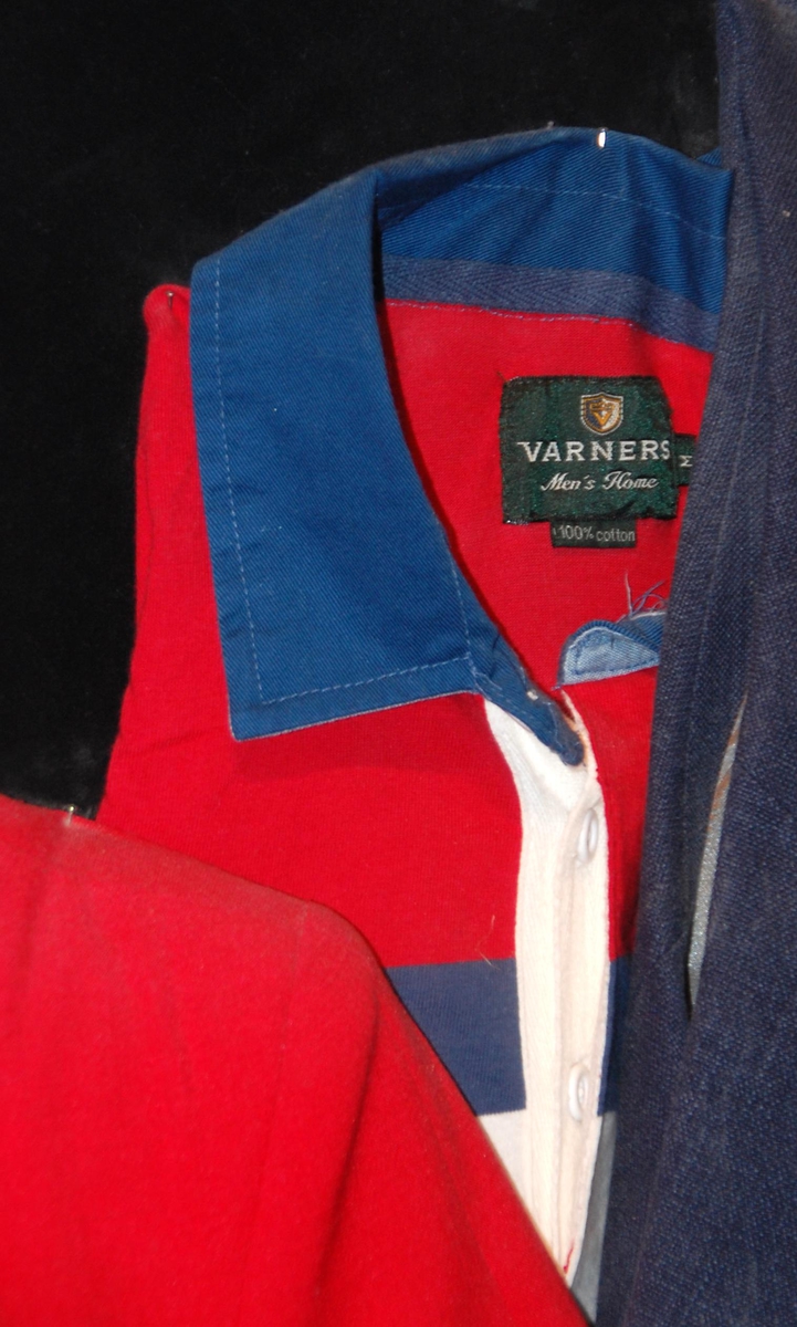 Rød, hvit og blå t-skjorte med krage og knepping.
