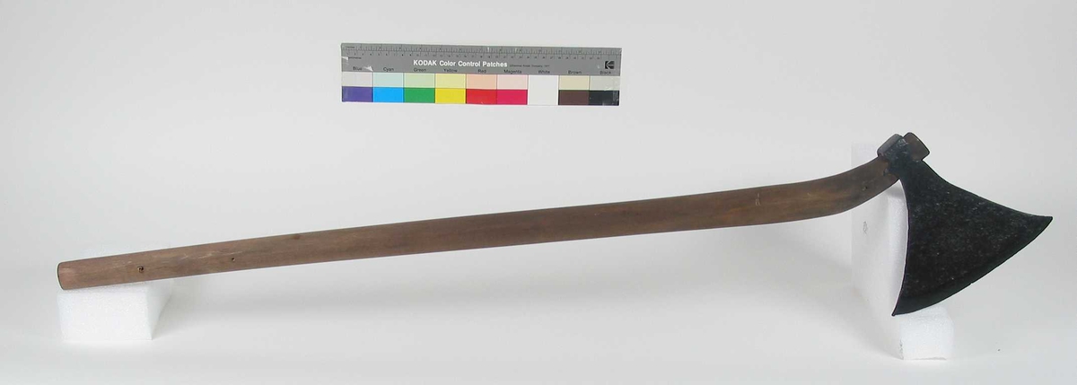 Symmetrisk økseblad med sterkt utsvingede øksespisser.
Øksehammeren har skaftehull med små fliker.
Bladet er tynt, og det er ikke synlig dekor.
Typen fra sen vikingtid til tidlig middelalder.
