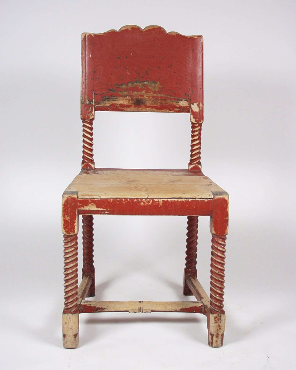 Stolen er av gran, malt rød med snodde bein og akterstav.