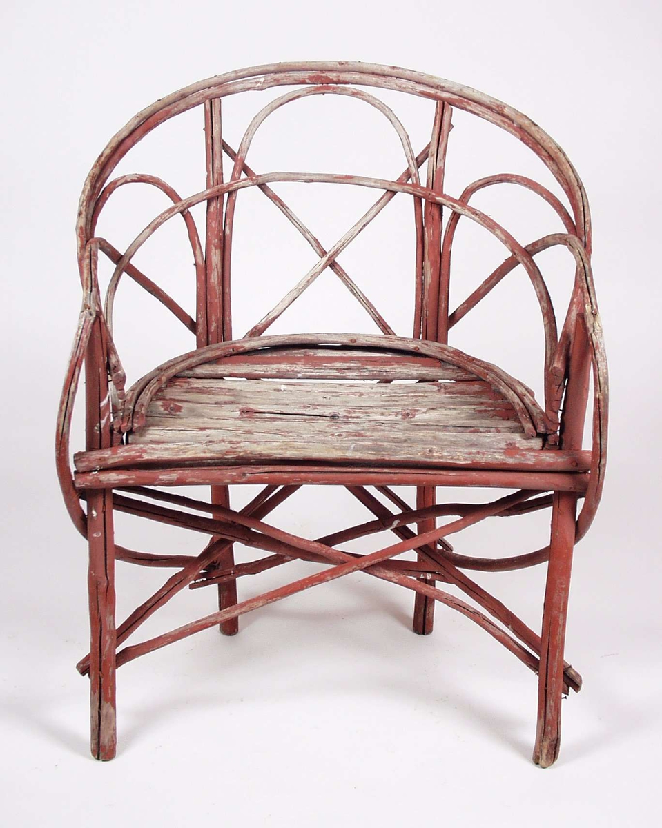 Stolene er av selje og har vært rødmalte. Stolene har buet rygg med armlener og rygg i ett.