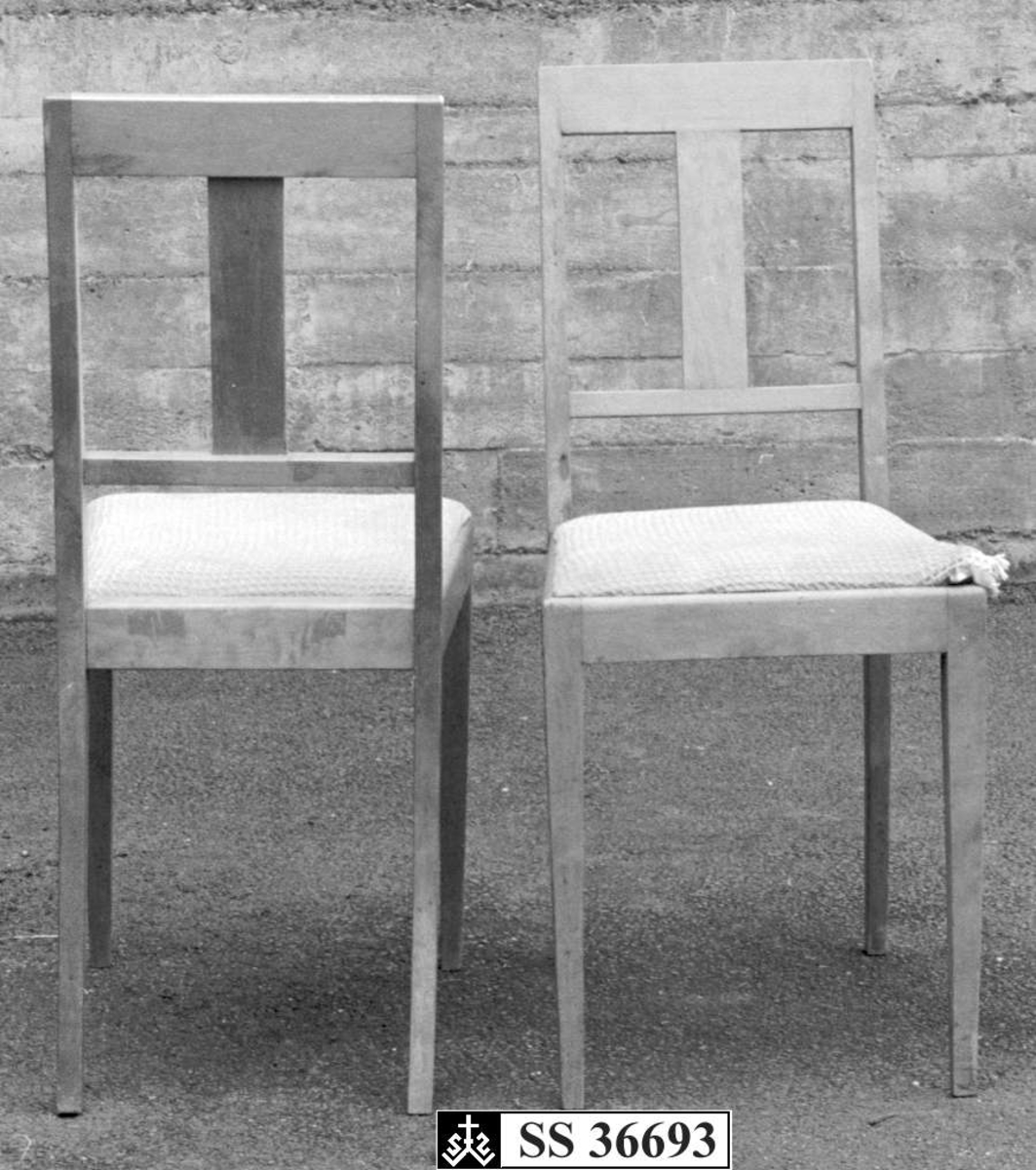 Stolen er laget av lakert bjørketre.De har rett og enkel design. Setet er trukket med rød silke- eller brokade stoff, men dette er senere dekket til med hvitt stoff.