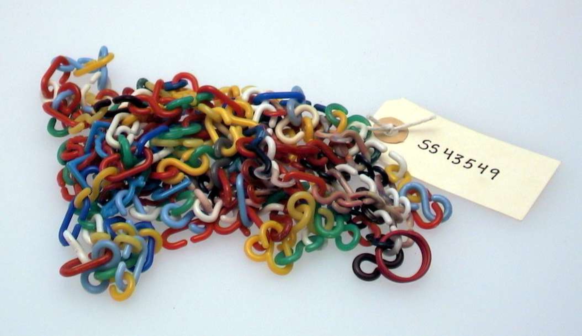 Lenke som består av mange plastringer i ulike farger og fasonger (hjerte, C og S). Ringene hektes sammen til et sammenhengende kjede.