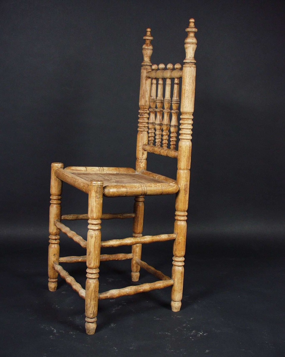 Stolen er i tre med dreide bein, rygg og akterstaver.