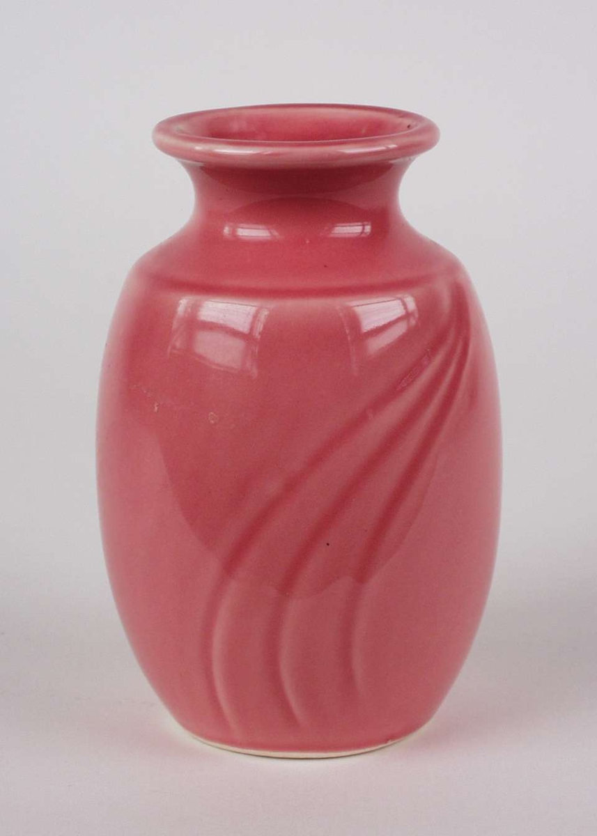 Rosa vase i keramikk med tre linjer i godset.