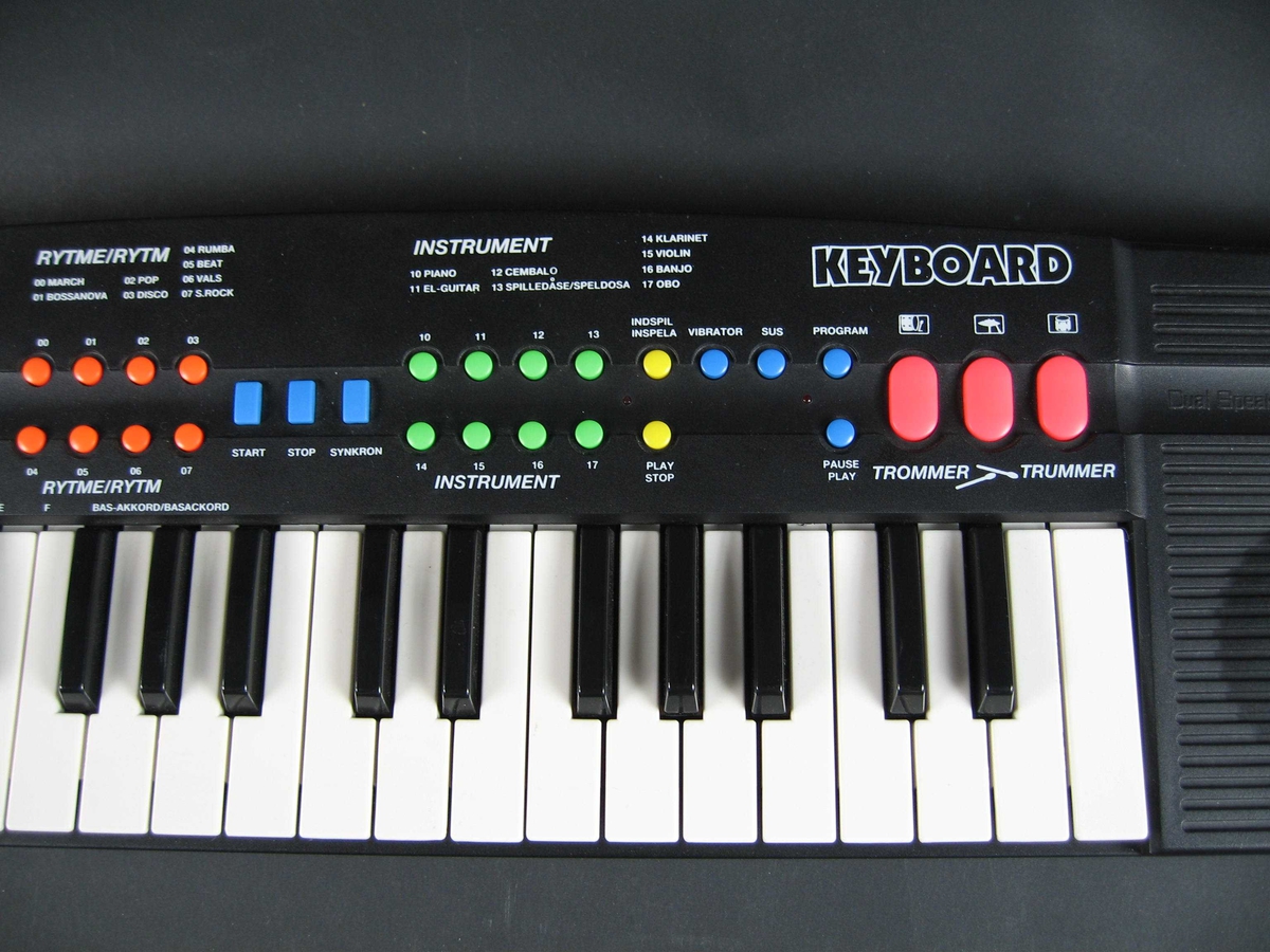 Keyboardet er et elektronisk klaverinstrument med innebygd høyttalere på siden, og med innebygd rytme. Klaviatur over tre oktaver. Man kan bruke åtte forskjellige rytmer, og instrumentet kan illudere åtte forskjellige instrumenter.