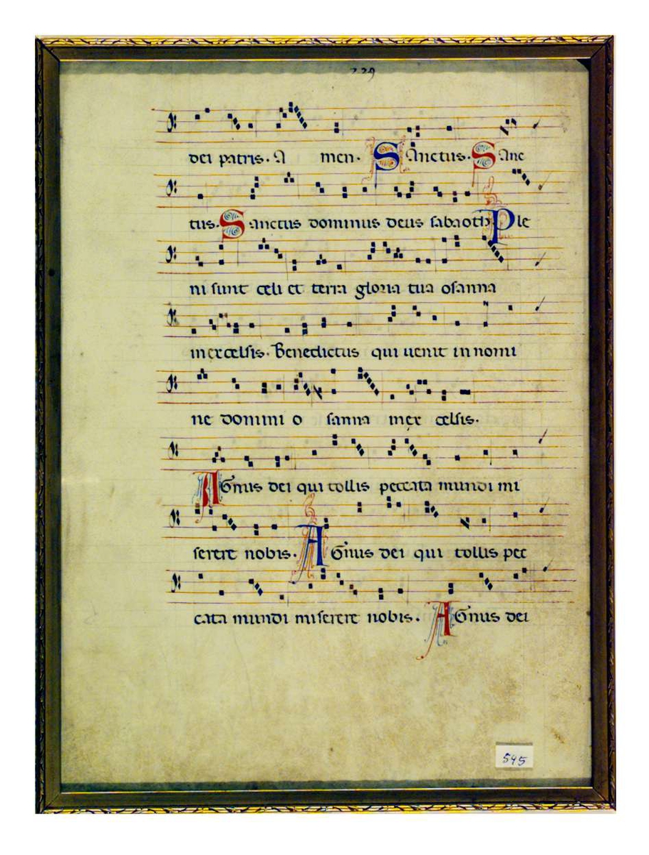 En side fra en messebok med tekst og musikk til deler av Credo og hele Sanctus. Teksten er på latin og med illuminerte bokstaver.