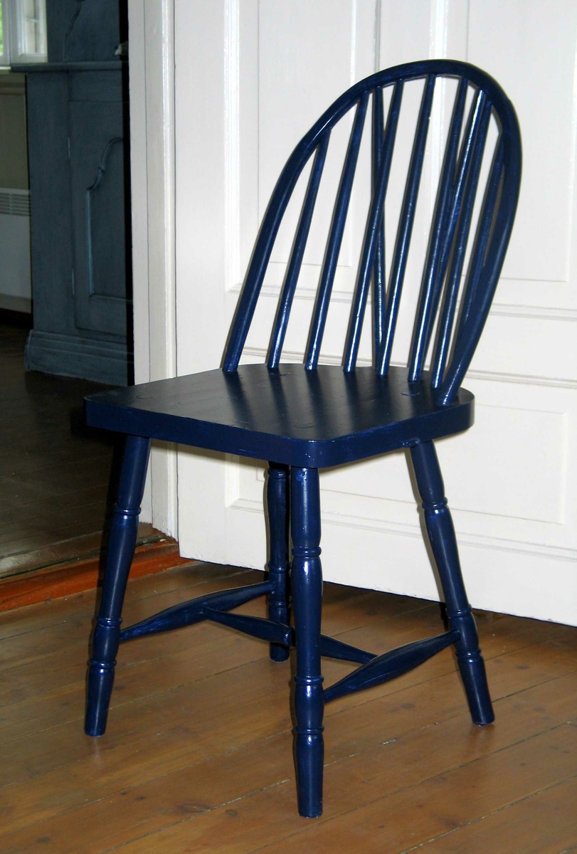 Blåmalt (bondeblå) pinnestol med sprosser i ryggen. 