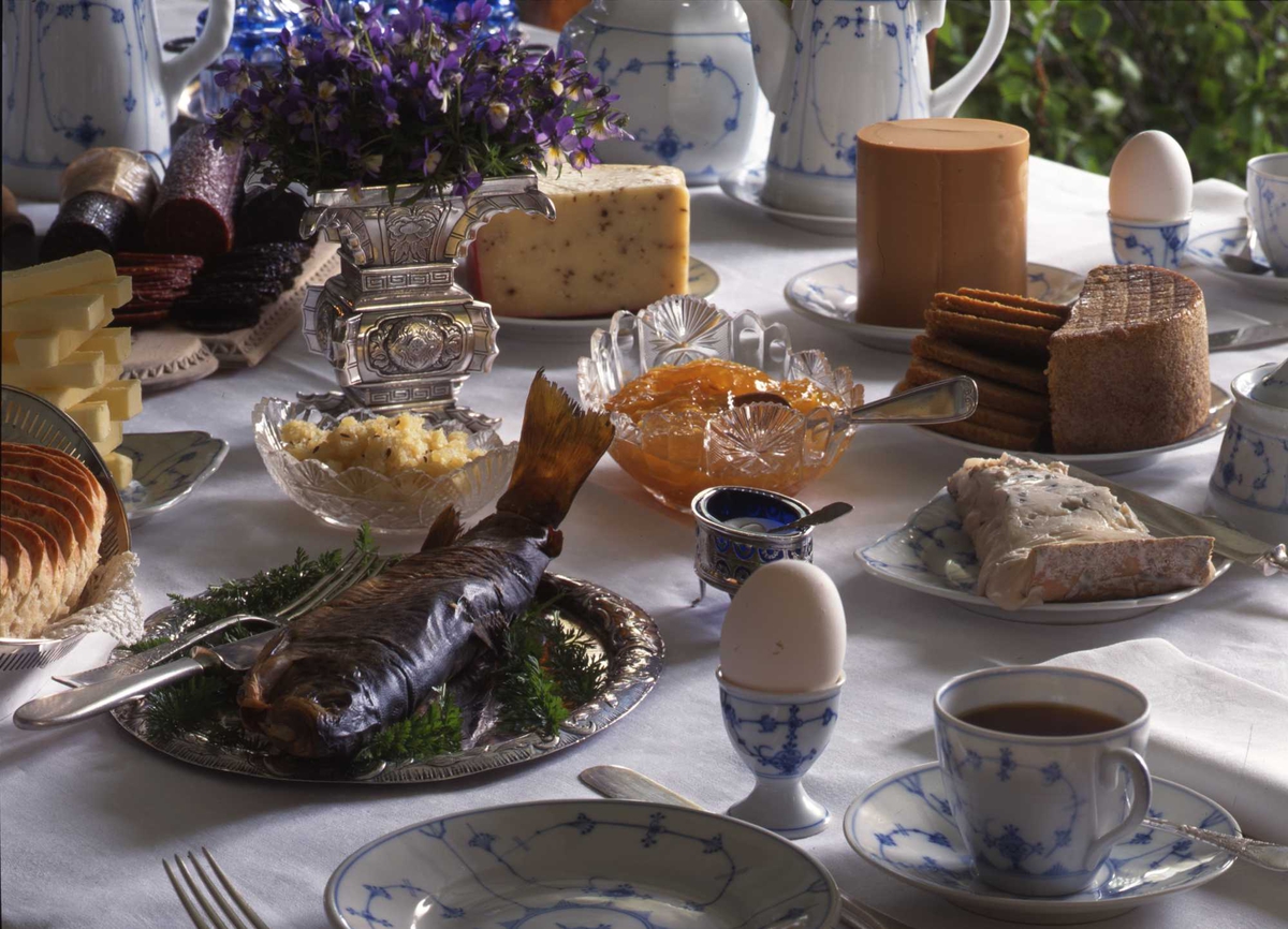 1995:Til bords med BB, servise, fisk, ost, blomster, brød,