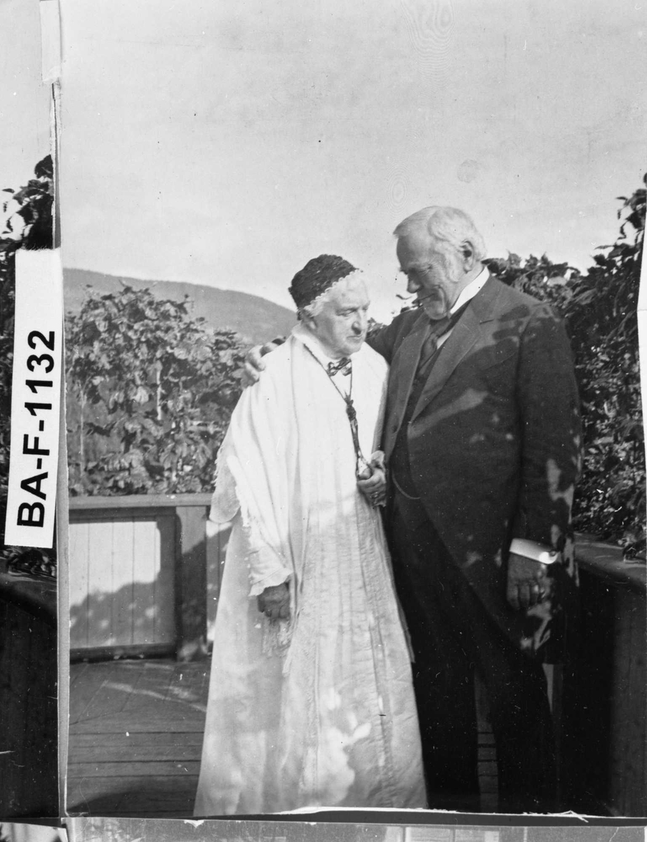 Fotomontasje i svart/hvitt rammet inn med glass og enkel trelist. Amatørbilder.