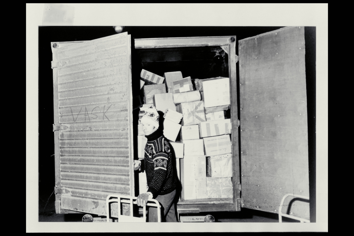 interiør, postterminal, 1 mann, lastebil med postpakker