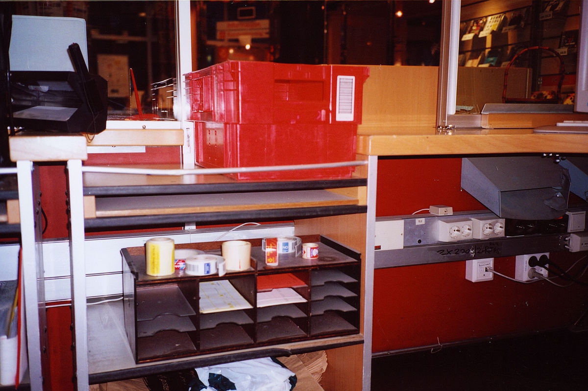 interiør, postkontor, 2000 Lillestrøm, kassett til post, blanketthylle med blanketter, bak skranken