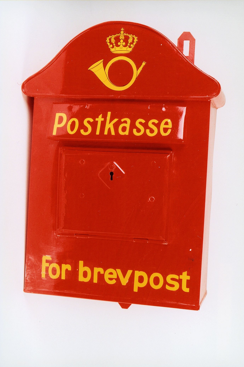 Postmuseet, gjenstander, postkasse, brevkasse, nøkkelhull, uten plakat, posthorn med krone (postlogo), Postkasse for brevpost, fra før 1956.