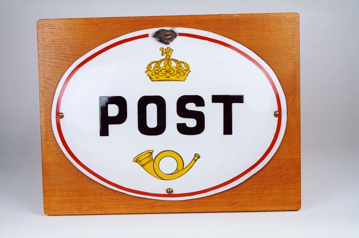 Postskilt med hvit bunn med postemblem i gult, svarte bokstaver og rød rand langs kanten.