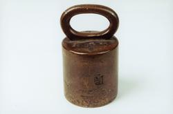 Postmuseet, gjenstander, lodd, 2 pundslodd preget om til 1 k