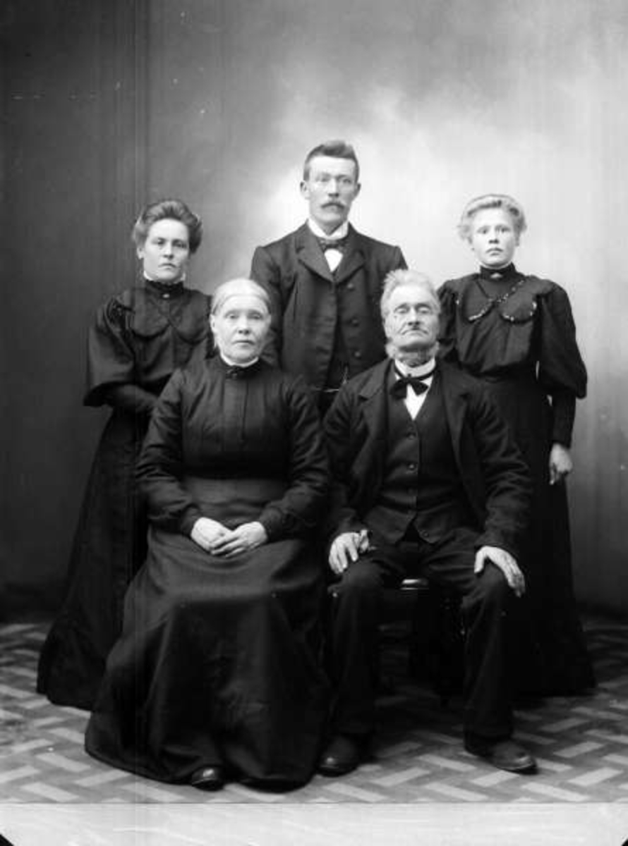 Pro: 14.10.1906. Anton Bjerkrusten. Gruppebilde, kvinne, menn, jenter.
