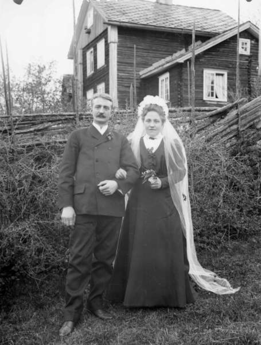 25.05.1907. Johan Skurdal med brud. Gruppebilde, brudepar.