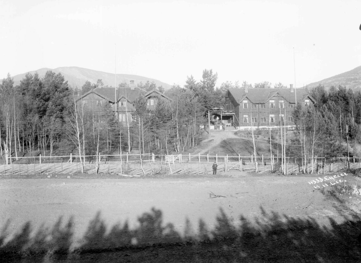 Furuheim sanatorium 03.11.1908. Boliger av laftet tømmer og i sveitserstil, gangstier, gjerde, bjørketrær, bartrær.