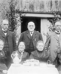 Repro. Tre eldre kvinner sitter ved et bord og tre eldre men