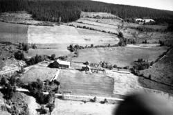 Flyfoto, Saksumdal, Svendstuen (Sveinstugua)