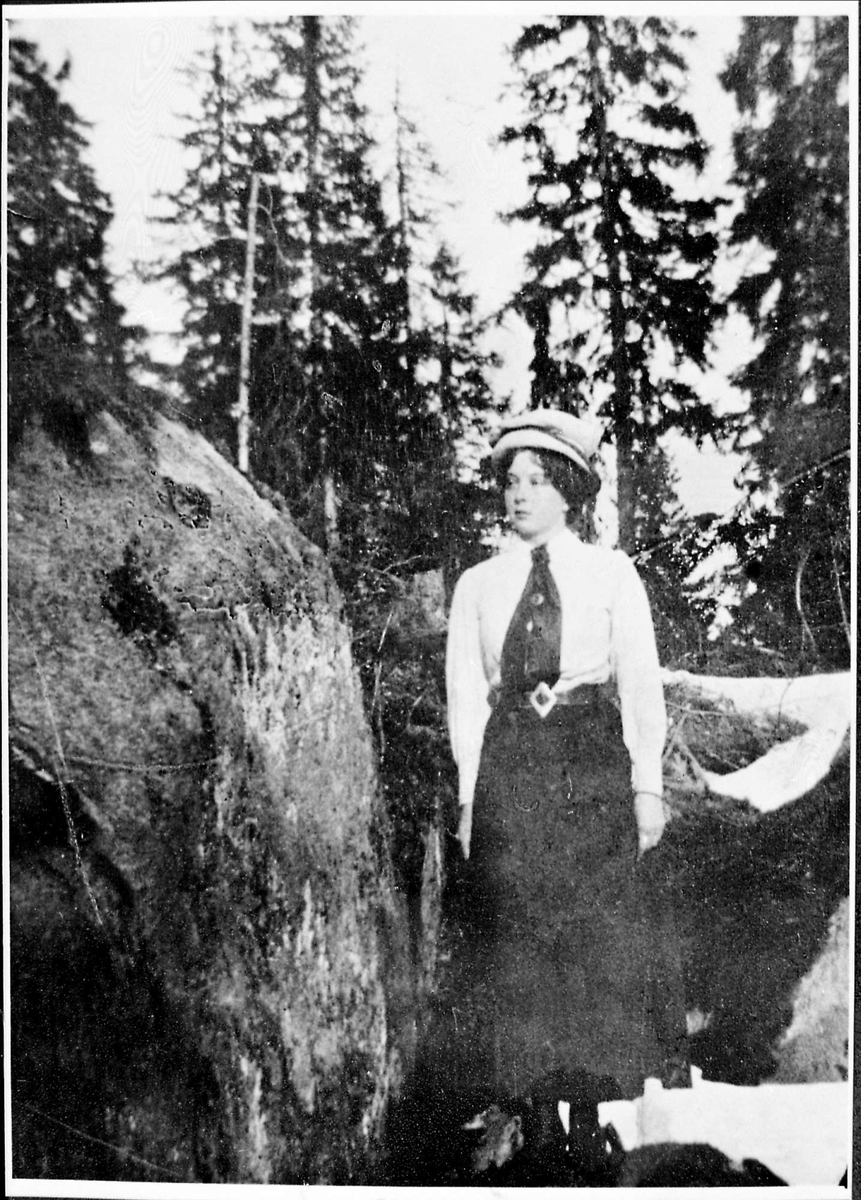 Kvinne, hatt, skog