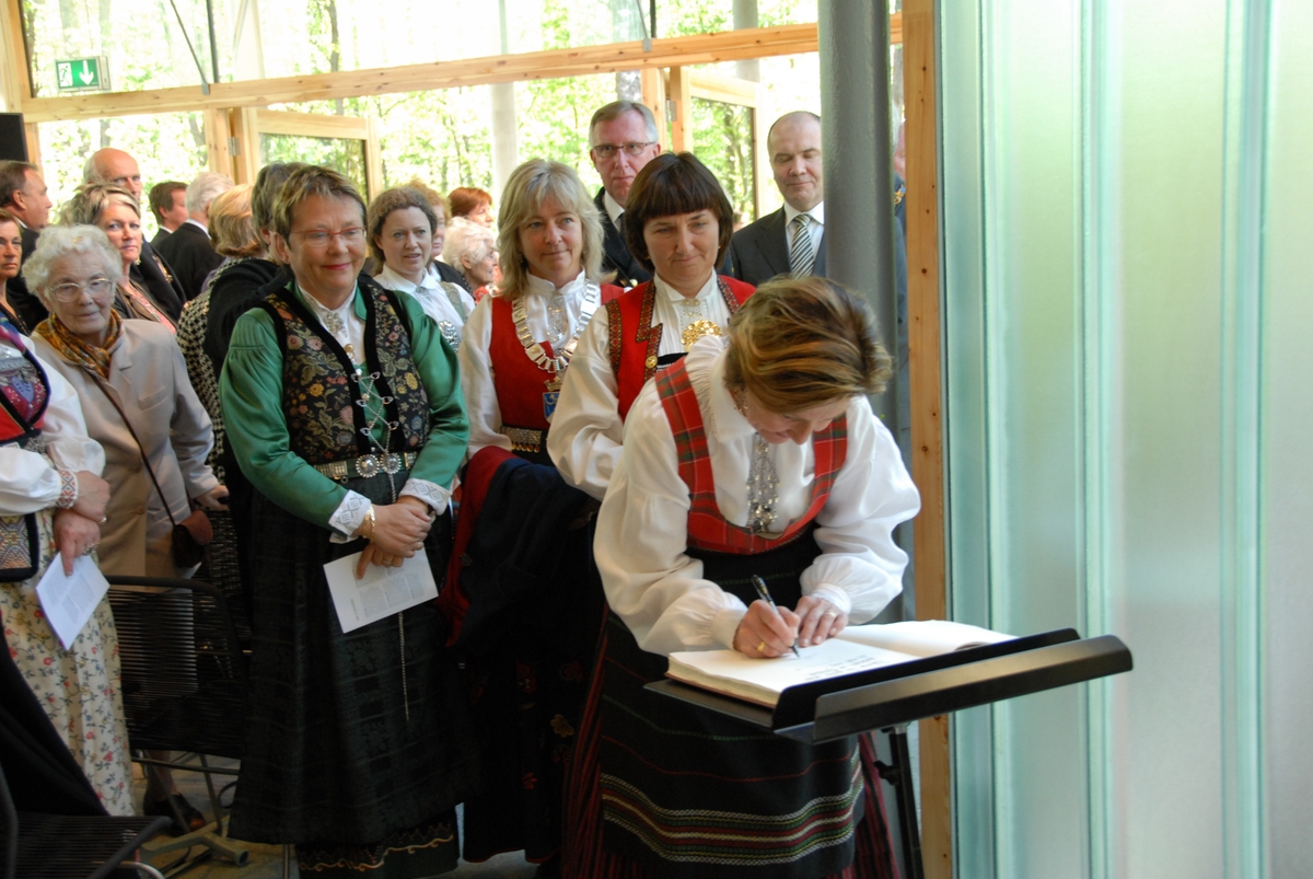 DOK:2007, Bjerkebæk, åpning, HM Dronning Sonja, gjestebok,
