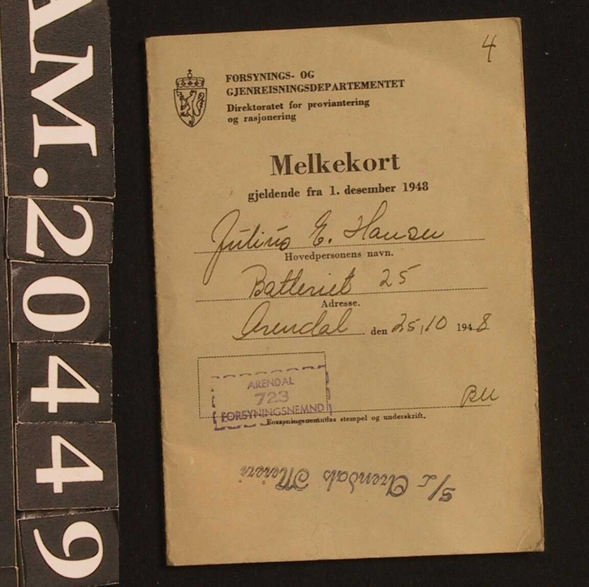 Melkekort.  Grått   kartongpapir.  Gjeldende fra 1. desember 1948.  Stemplet med blått:   Arendals Meieri. Kunde nr. 867.  Få avmerkinger for kjøp.
