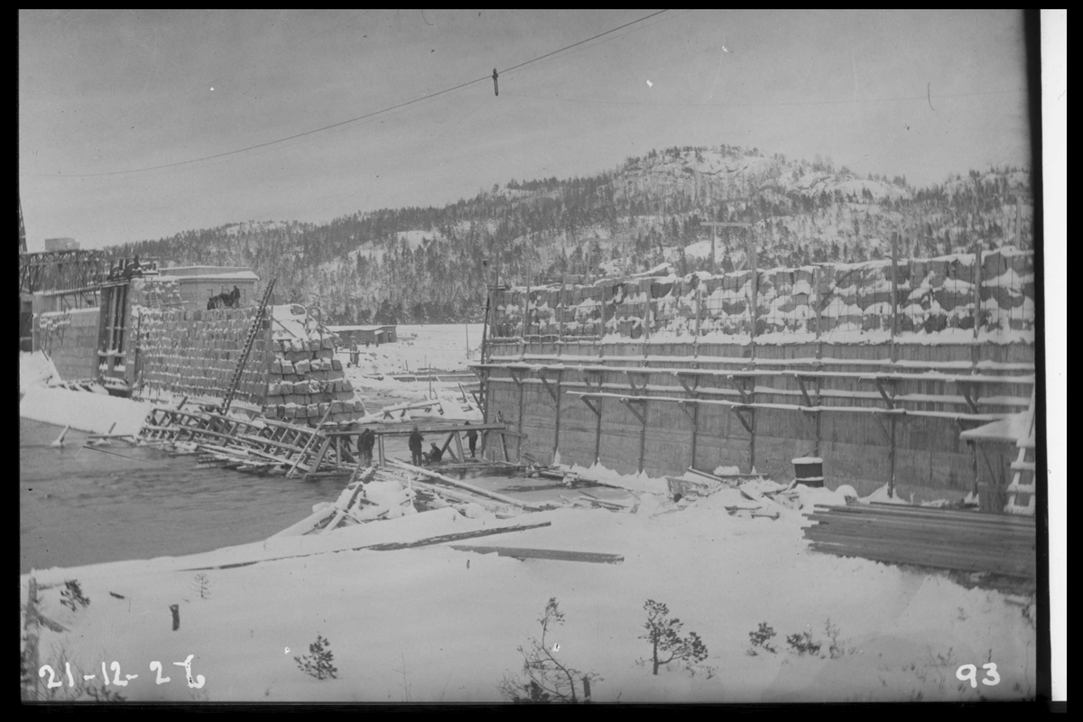 Arendal Fossekompani i begynnelsen av 1900-tallet
CD merket 0468, Bilde: 59
Sted: Flaten
Beskrivelse: Den siste åpningen i dammen