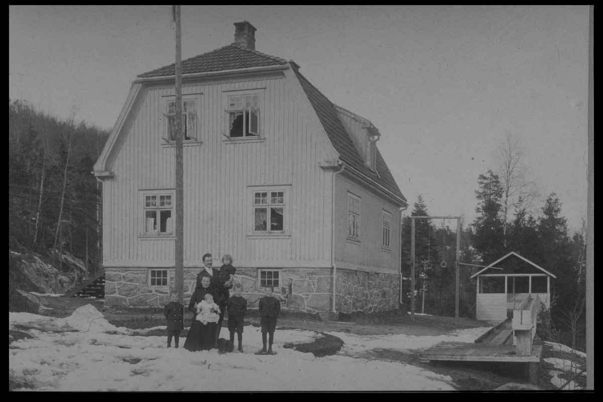 Arendal Fossekompani i begynnelsen av 1900-tallet
CD merket 0469, Bilde: 18
Sted: Bøylefoss
Beskrivelse: Rørgatetrase med bane og forskaling til rørsadlerHuset hvor familien Gjøtterud bodde