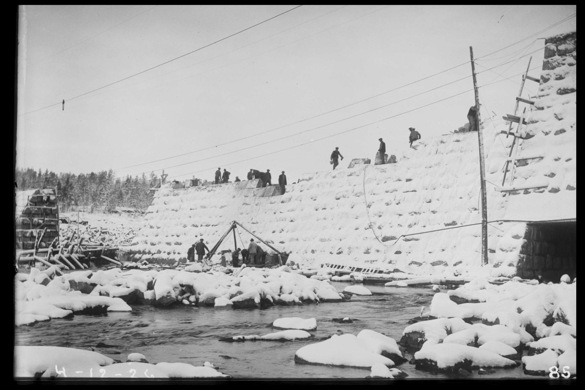 Arendal Fossekompani i begynnelsen av 1900-tallet
CD merket 0470, Bilde: 15
Sted: Flaten
Beskrivelse: Dammen Flatenfoss under bygging
